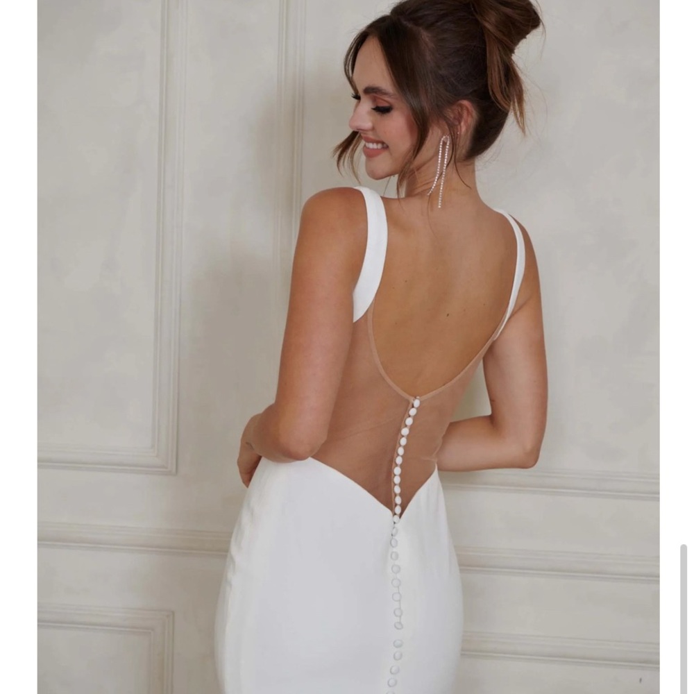 Chic Ivory Bridal Gown with Button Detail - Picture 5 of 12